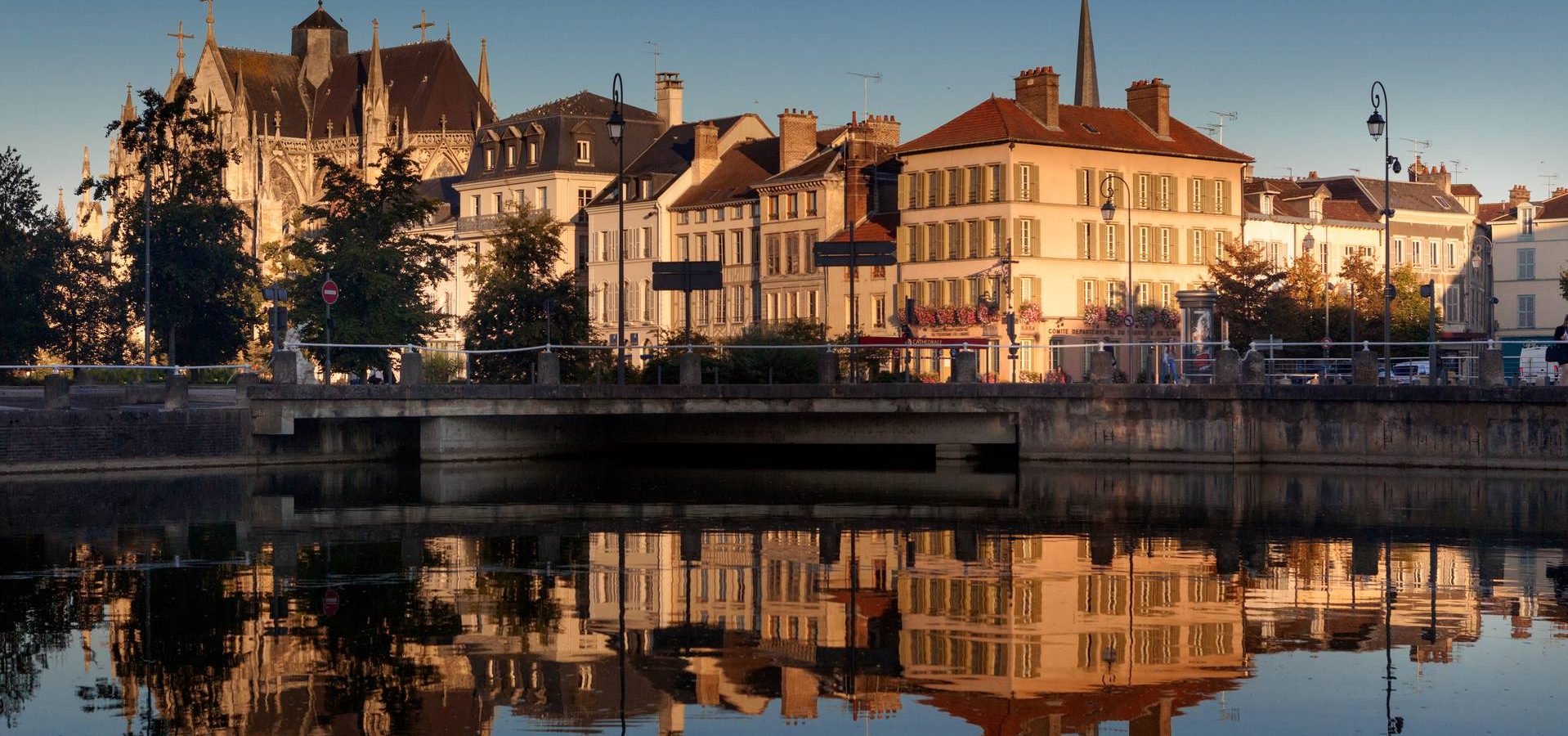 Et au milieu coule la Seine…