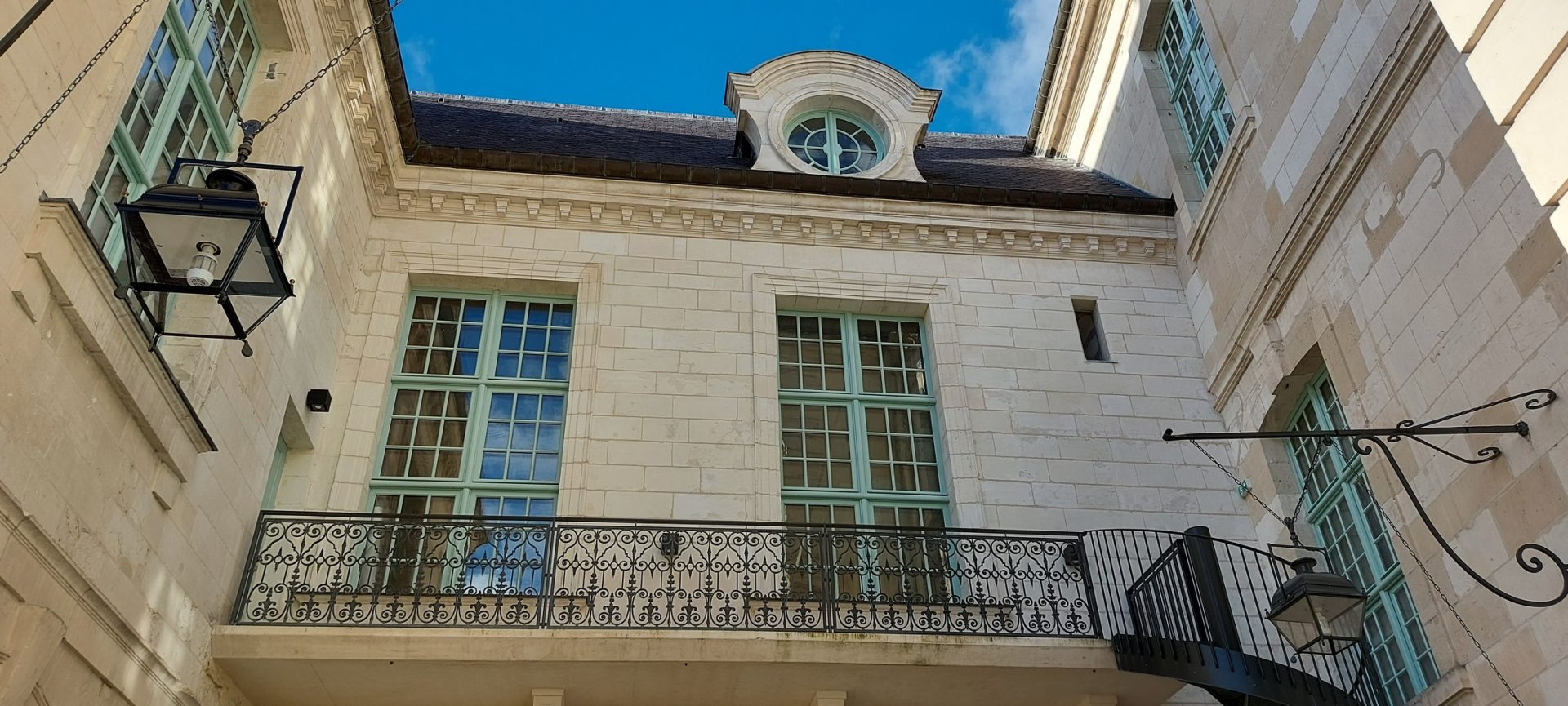 La cité du vitrail, des œuvres à hauteur d’yeux, à portée de main – épisode 8