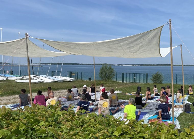 Séance Yoga – Mirage rafraîchissant ou stèle d’une crise climatique ? // L’Art est dans le pré